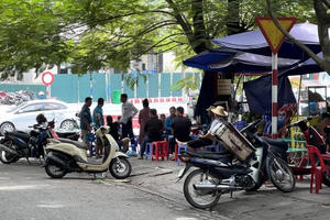 Cửa khẩu Quốc tế Lào Cai nhếch nhác, lộn xộn vì tình trạng lấn chiếm vỉa hè, lòng đường