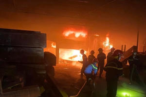 Lửa lớn bao trùm xưởng gỗ lúc nửa đêm