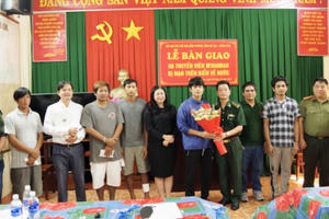 Bàn giao 8 ngư dân Myanmar bị nạn trên biển