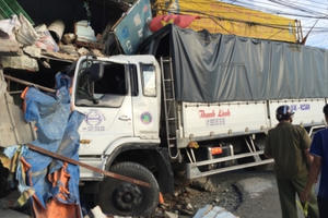 Bình Dương: Xe tải đâm nát nhà dân, cuốn theo người lái xe ôm