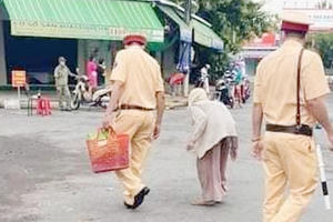 CSGT mua thực phẩm "giải cứu" cho cụ già 85 tuổi