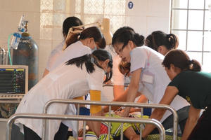 Ở nhà với người tình của mẹ, bé gái 2 tuổi tử vong bất thường