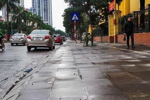 Điểm mặt hàng loạt tuyến phố Hà Nội tự ý chi tiền tỷ lát đá vỉa hè