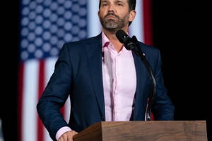 Con trai ông Trump bị thẩm vấn vì hóa đơn 49.000 USD