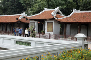 Trùng tu di tích kiểu 'không có bằng nhưng phóng xe bạt mạng'