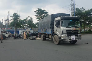 TPHCM: Cô gái tử vong sau va chạm với xe tải