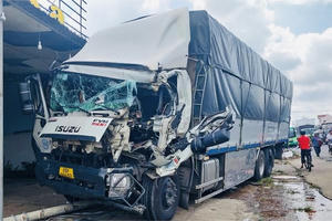 Tai nạn liên hoàn ở chân cầu vượt Dầu Giây khiến 2 người thương vong