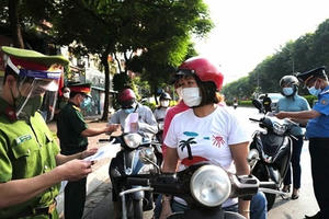 Hà Nội lập 39 chốt kiểm soát quanh "vùng đỏ"