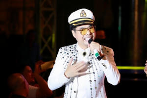 Mặc mưa gió, khán giả vẫn đến tham dự liveshow hoành tráng của danh ca Ngọc Sơn