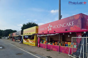 Tràn lan các cửa hàng bán bánh trung thu lấn chiếm vỉa hè ở Thủ đô