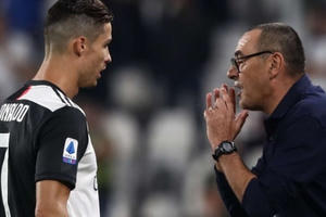 C.Ronaldo giật dây, khiến HLV Sarri bị sa thải?