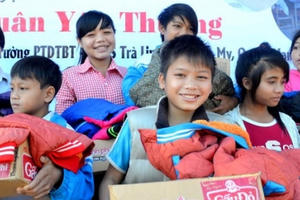 Sinh viên Đà Nẵng mang mùa đông ấm áp đến trẻ em vùng cao