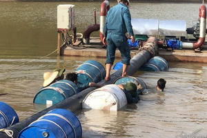 Hạn nặng, Quảng Ninh phải điều xe chở nước 'cứu khát' nhà hàng