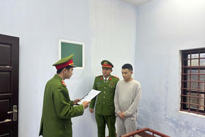 Khởi tố tài xế ô tô 5 chỗ cố ý lao thẳng vào nhóm người