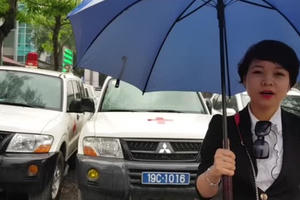 Hàng loạt xe biển xanh ngang nhiên đỗ chiếm lòng lề đường,  “bủa vây” cổng Bộ Y tế