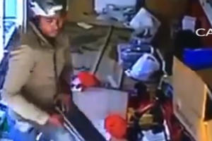 Clip: Bé gái hồn nhiên mời tên trộm vào nhà uống nước