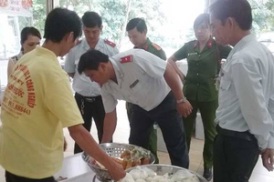 Cẩn trọng thực phẩm bẩn tràn lan ngoài đường phố