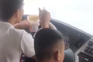 Xử phạt tài xế xe khách vừa ăn mỳ vừa lái xe trên quốc lộ