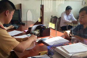 Băn khoăn quanh đề xuất đăng kí xe phải có tài khoản ngân hàng Băn khoăn quanh đề xuất đăng kí xe phải có tài khoản ngân hàng