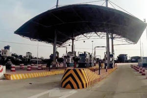 Kỷ lục: Trạm thu phí BOT bị dừng sau nửa ngày vận hành