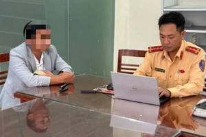 Tài xế lùi xe xuống ruộng, tránh “chốt” kiểm tra nồng độ cồn