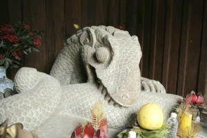 Độc đáo pho tượng rồng đá 'miệng cắn thân, chân xé mình' ở Bắc Ninh