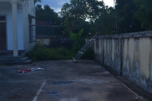 Cổng sắt nhà văn hóa đổ sập khiến bé 7 tuổi chấn thương sọ não