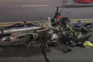 Bình Dương: Ba xe máy tông liên hoàn 2 người bị thương nặng