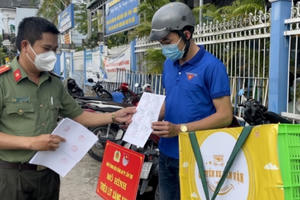 Công an TP Cần Thơ tặng 400 triệu đồng cho cán bộ chiến sĩ tuyến đầu chống dịch. Công an TP Cần Thơ tặng 400 triệu đồng cho cán bộ chiến sĩ tuyến đầu chống dịch.