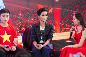 Hoa hậu H'hen Niê giao lưu cùng đội tuyển U23 Việt Nam