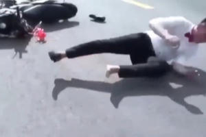 Clip nam thanh niên bốc đầu xe ngã lăn ra đường