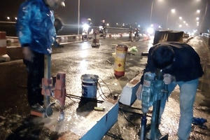 Công nhân đội mưa rét, thay phiên nhau giải cứu cầu An Thái