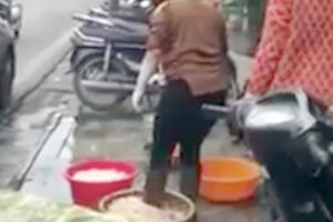 Hà Nội: Đi ủng rửa lòng lợn, quán ăn ở phố Hàng Thùng bị phạt gần 5 triệu