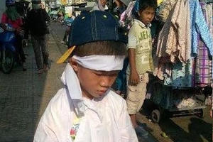 Mẹ qua đời, hai con thơ ra chợ xin tiền mai táng gây chú ý