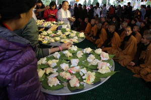 7.000 người ăn chay, dùng lá mít thay đĩa nhựa để bảo vệ môi trường