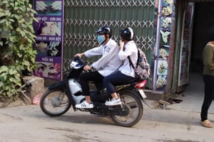 Báo động tình trạng học sinh điều khiển mô tô xe máy, xe đạp điện không tuân thủ Luật Giao thông