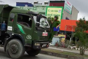 Hải Phòng: Tài xế xe tải bất chấp lệnh dừng, tông cảnh sát giao thông để trốn chạy