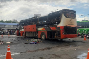TP HCM: Xe khách đậu trong bến xe miền Đông bốc cháy dữ dội