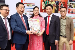 Lãnh đạo Đảng và Nhà nước thăm gian trưng bày Báo Pháp luật Việt Nam Lãnh đạo Đảng và Nhà nước thăm gian trưng bày Báo Pháp luật Việt Nam