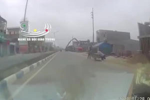 [Video]: Cần bơm bê tông chạm vào dây điện cao thế khiến một người bất tỉnh