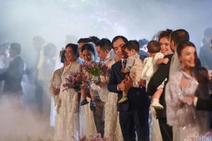 Những hình ảnh ấn tượng từ đám cưới tập thể của 20 cặp đôi nhân viên y tế tại Bệnh viện Quân y 175