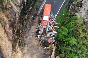 Giải cứu thành công 11 người mắc kẹt 2 ngày vì sạt lở đèo Khánh Lê