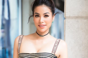 Phạm Hương trẻ trung, sang chảnh với váy sọc ngang thời thượng