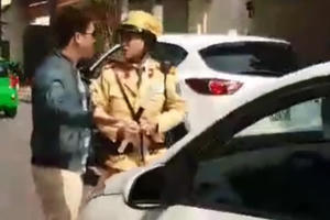 Hà Nội: Vi phạm luật giao thông, còn thách thức CSGT đánh nhau