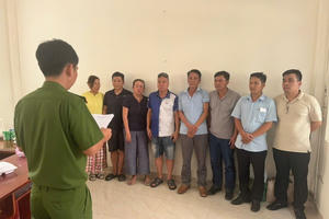 Đột kích phá sới bạc ngụy trang trong gara ô tô tại Đà Nẵng