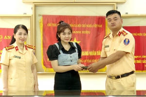 Cán bộ Cảnh sát giao thông trả lại tài sản cho người dân bị đánh rơi