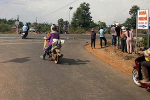 Xe máy va chạm với xe tải, cặp vợ chồng tử vong thương tâm