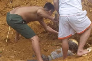 Người đàn ông thoát chết thần kỳ sau khi bị đất chôn vùi