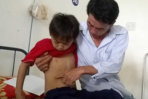 Phụ huynh xông vào trường đánh bé trai vì bênh con