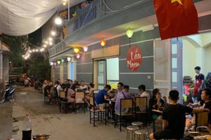 Chiếm dụng ngõ đi chung để kinh doanh quán lẩu, chuyện xảy ra ở phường Minh Khai